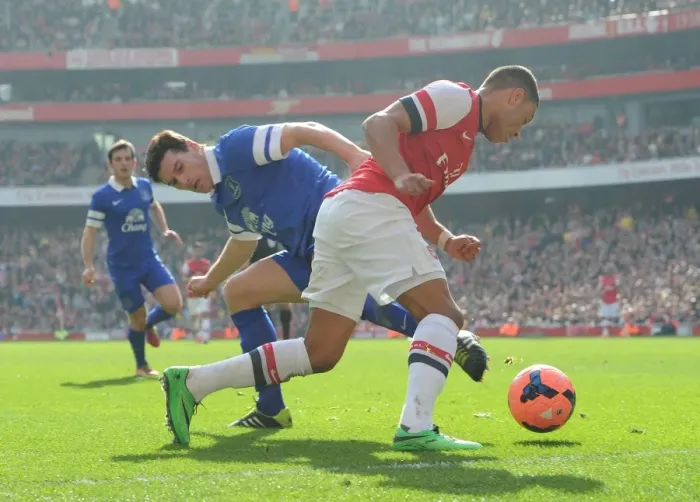 Framed Print : Arsenal's Oxlade-Chamberlain Fouled by Everton's Barry in FA Cup Quarters Framed Print : Arsenal's Oxlade-Chamberlain Fouled by Everton's Barry in FA Cup Quarters