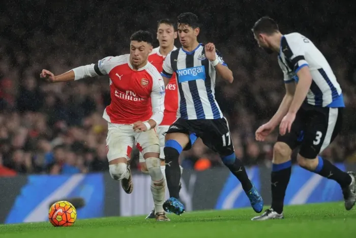 Framed Print : Arsenal's Oxlade-Chamberlain Goes Head-to-Head with Newcastle's Dummett and Perez