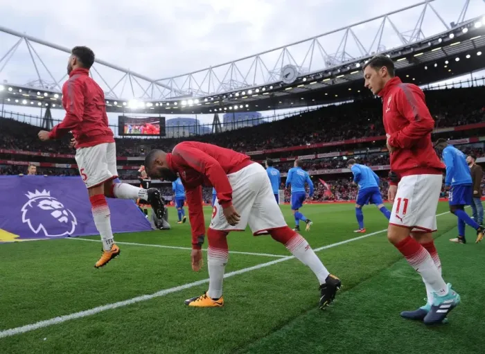 Framed Print : Arsenal's Oxlade-Chamberlain, Lacazette, and Ozil Prepare for Kickoff against Leicester City Framed Print : Arsenal's Oxlade-Chamberlain, Lacazette, and Ozil Prepare for Kickoff against Leicester City