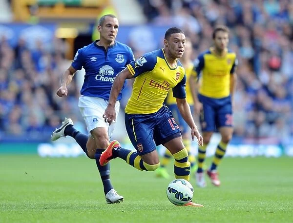 Arsenal's Oxlade-Chamberlain Outmaneuvers Everton's Osman in Premier League Clash