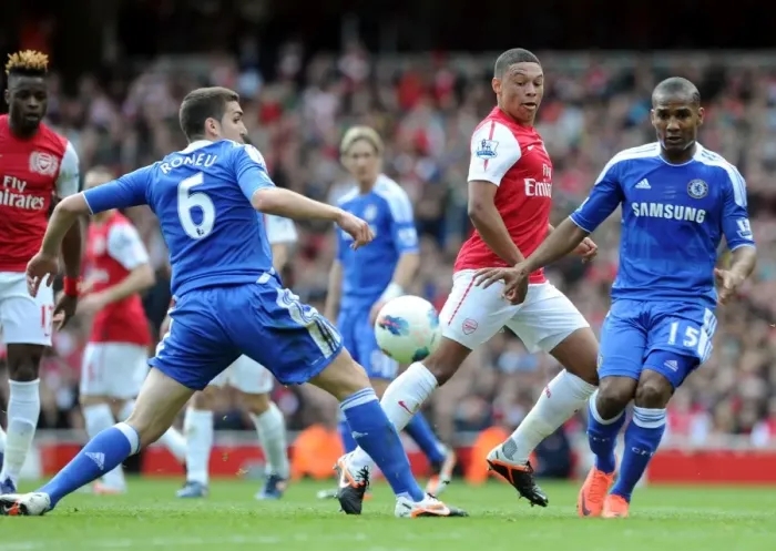 Framed Print : Arsenal's Oxlade-Chamberlain Outmaneuvers Chelsea's Romeu and Malouda Framed Print : Arsenal's Oxlade-Chamberlain Outmaneuvers Chelsea's Romeu and Malouda