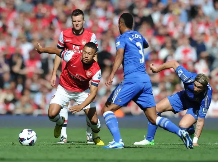 Framed Print : Arsenal's Oxlade-Chamberlain Outmaneuvers Chelsea's Torres and Cole