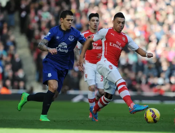Framed Print : Arsenal's Oxlade-Chamberlain Outmaneuvers Everton's Besic in Premier League Clash Framed Print : Arsenal's Oxlade-Chamberlain Outmaneuvers Everton's Besic in Premier League Clash