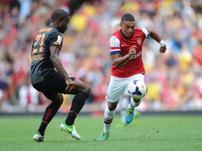 Framed Print : Arsenal's Oxlade-Chamberlain Outmaneuvers Galatasaray's Chedjou in Emirates Cup Clash Framed Print : Arsenal's Oxlade-Chamberlain Outmaneuvers Galatasaray's Chedjou in Emirates Cup Clash