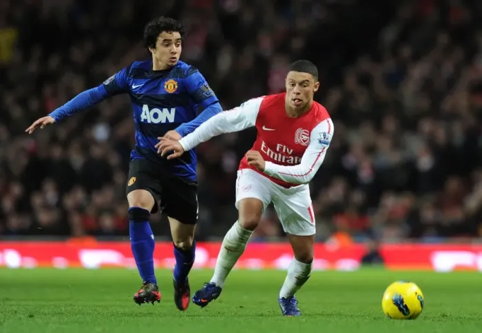 Framed Print : Arsenal's Oxlade-Chamberlain Outmaneuvers Manchester United's Rafael in Premier League Clash