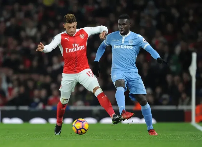 Framed Print : Arsenal's Oxlade-Chamberlain Outmaneuvers Stoke's Martins Indi in Premier League Clash