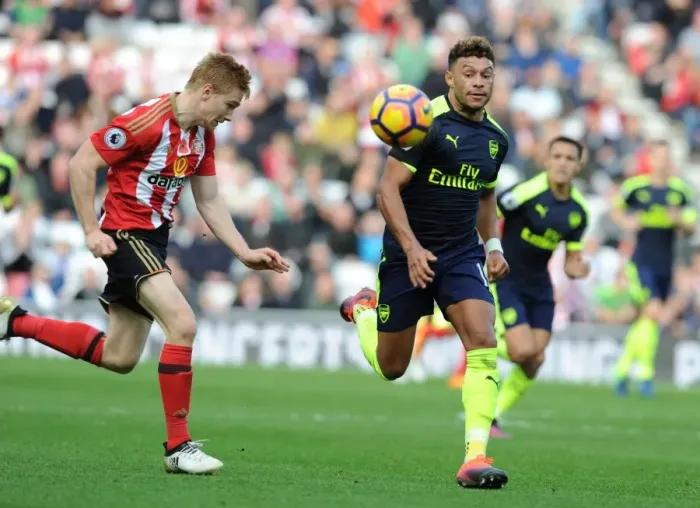 Framed Print : Arsenal's Oxlade-Chamberlain Outmaneuvers Sunderland's Watmore in Premier League Clash (October 2016) Framed Print : Arsenal's Oxlade-Chamberlain Outmaneuvers Sunderland's Watmore in Premier League Clash (October 2016)