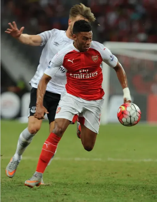 Framed Print : Arsenal's Oxlade-Chamberlain Outsmarts Everton's Garbutt in Barclays Asia Trophy Clash