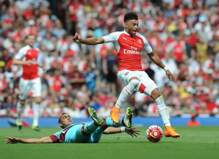 Framed Print : Arsenal's Oxlade-Chamberlain Outsmarts Payet: A Premier League Masterclass in Outmaneuvering the opposition