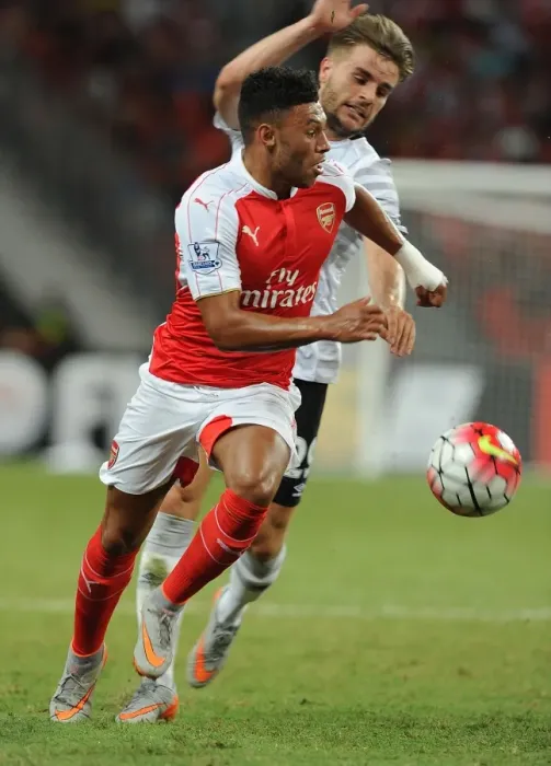 Framed Print : Arsenal's Oxlade-Chamberlain Outwits Garbutt in Barclays Asia Trophy Clash