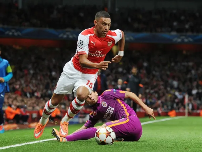 Framed Print : Arsenal's Oxlade-Chamberlain Outwits Telles in Champions League Clash