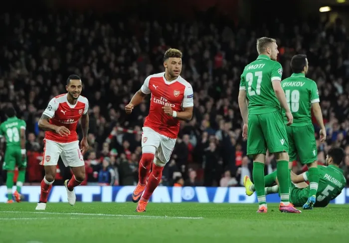 Framed Print : Arsenal's Oxlade-Chamberlain Scores in UEFA Champions League Victory over Ludogorets Razgrad (2016-17)