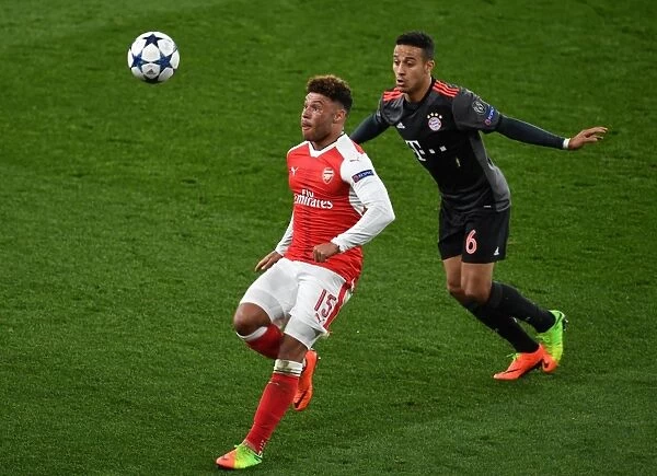 Arsenal's Oxlade-Chamberlain Stands Firm Against Bayern's Thiago in Champions League Showdown