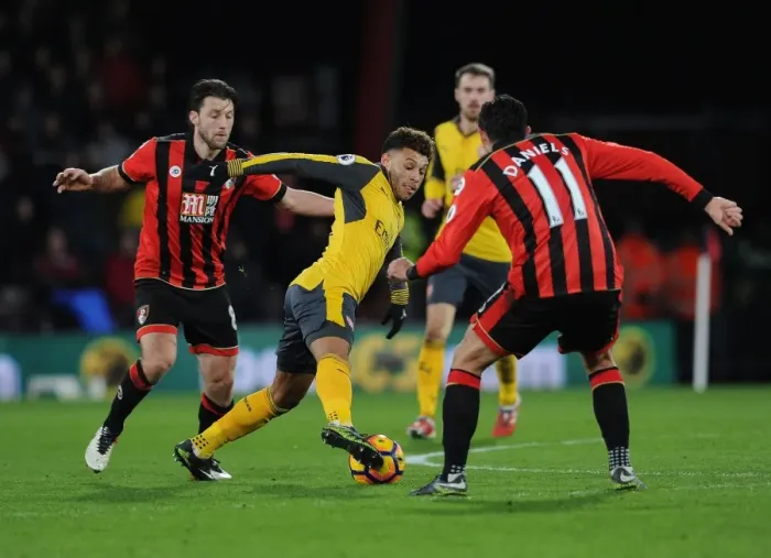 Framed Print : Arsenal's Oxlade-Chamberlain Stands Firm Against Bournemouth Duo Arter and Daniels in Intense Premier League Battle