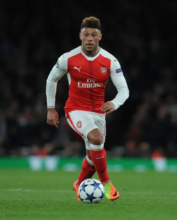 Framed Print : Arsenal's Oxlade-Chamberlain Takes on Bayern Munich in Champions League Clash Framed Print : Arsenal's Oxlade-Chamberlain Takes on Bayern Munich in Champions League Clash