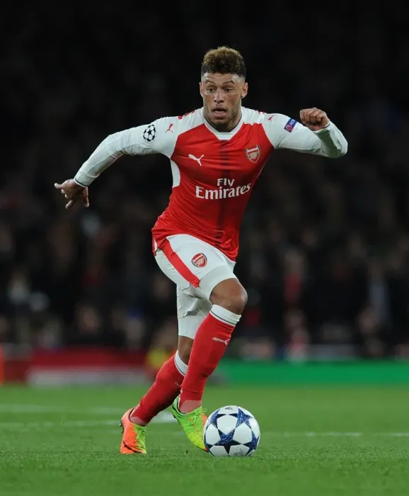 Framed Print : Arsenal's Oxlade-Chamberlain Takes on Bayern Munich in Champions League Clash