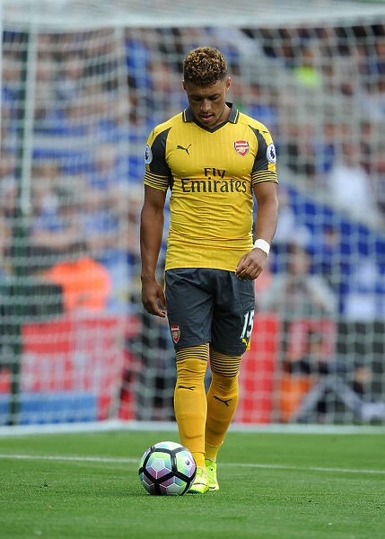 Arsenal's Oxlade-Chamberlain Takes on Leicester City in 2016-17 Premier League Battle