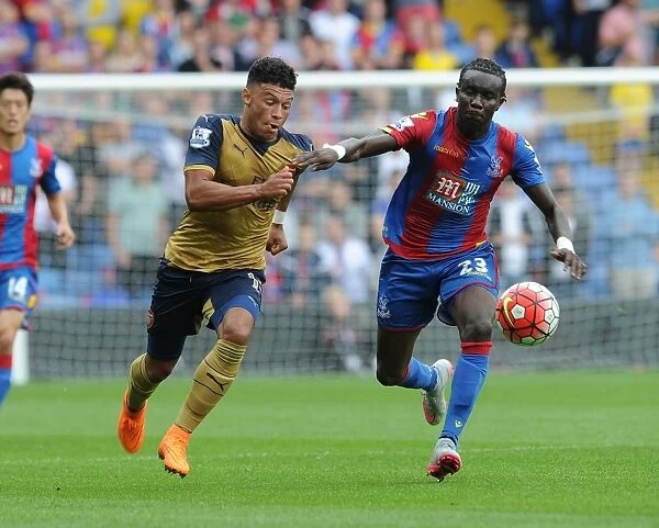 Arsenal's Oxlade-Chamberlain vs. Souare: Intense Clash in Crystal Palace vs. Arsenal Premier League Encounter (2015-16)