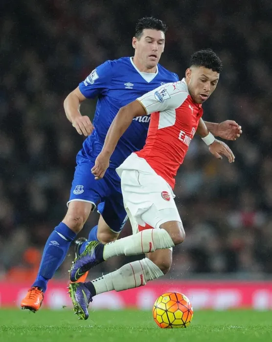 Framed Print : Arsenal's Oxlade-Chamberlain vs. Everton's Barry: Intense Clash in Premier League Showdown Framed Print : Arsenal's Oxlade-Chamberlain vs. Everton's Barry: Intense Clash in Premier League Showdown