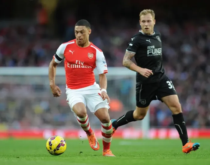 Framed Print : Arsenal's Oxlade-Chamberlain vs Burnley's Arfield: A Football Showdown