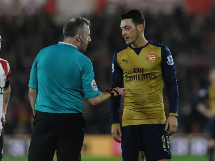 Framed Print : Arsenal's Ozil Argues with Referee during Southampton Clash, 2015-16 Premier League Framed Print : Arsenal's Ozil Argues with Referee during Southampton Clash, 2015-16 Premier League
