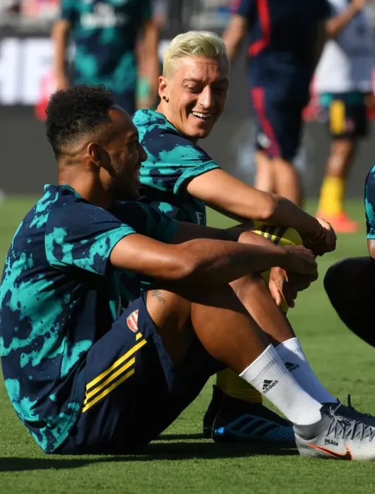 Framed Print : Arsenal's Ozil and Aubameyang Prepare for Action against ACF Fiorentina in 2019 International Champions Cup, Charlotte