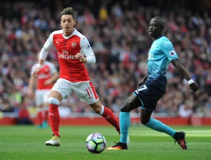 Framed Print : Arsenal's Ozil Dodges Swansea's Barrow in 2016-17 Premier League Showdown Framed Print : Arsenal's Ozil Dodges Swansea's Barrow in 2016-17 Premier League Showdown