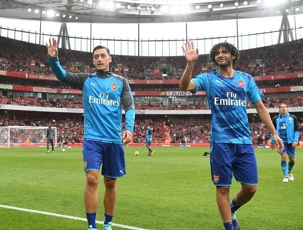 Arsenal's Ozil and Elneny Prepare for Action against Benfica at Emirates Cup