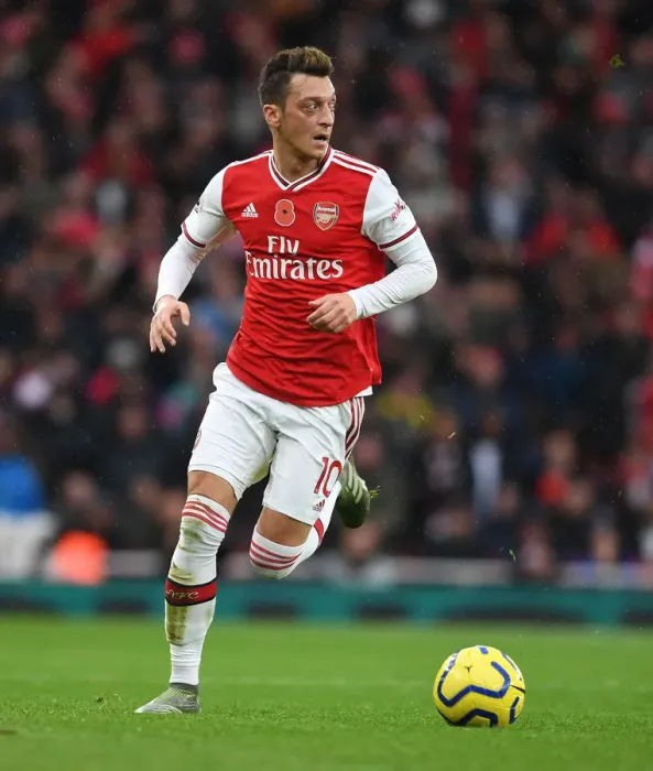 Framed Print : Arsenal's Ozil Faces Off Against Wolverhampton Wanderers in Premier League Showdown