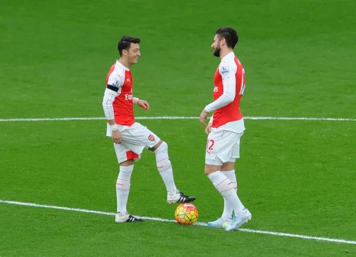 Framed Print : Arsenal's Ozil and Giroud Gear Up for Kick-off Against Newcastle United (2015-16) Framed Print : Arsenal's Ozil and Giroud Gear Up for Kick-off Against Newcastle United (2015-16)