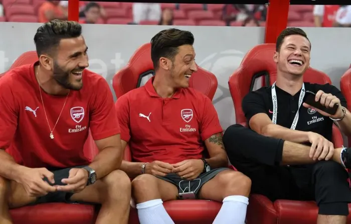 Framed Print : Arsenal's Ozil and Kolasinac Connect with Draxler of PSG Before International Champions Cup Clash
