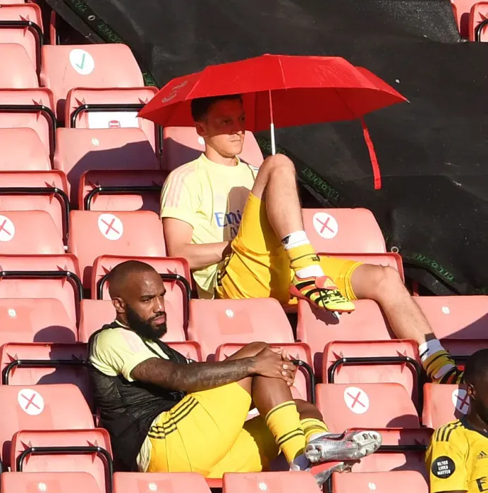Framed Print : Arsenal's Ozil and Lacazette Seek Shade in Southampton's Summer Showdown (2019-20) Framed Print : Arsenal's Ozil and Lacazette Seek Shade in Southampton's Summer Showdown (2019-20)