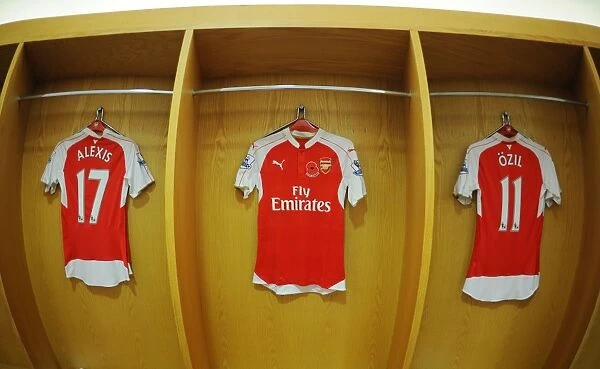 Arsenal's Ozil and Sanchez Honor Poppy Tradition in Changing Room (Arsenal vs. Tottenham 2015-16)