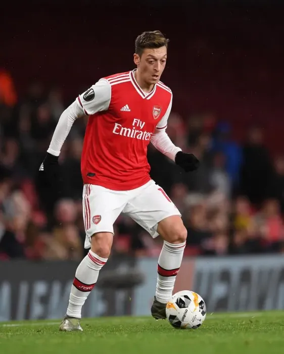 Framed Print : Arsenal's Ozil Shines in Europa League Victory over Eintracht Frankfurt