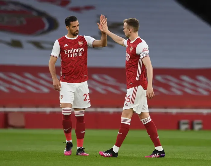 Framed Print : Arsenal's Pablo Mari and Rob Holding Prepare for Arsenal v Everton Clash (2020-21)