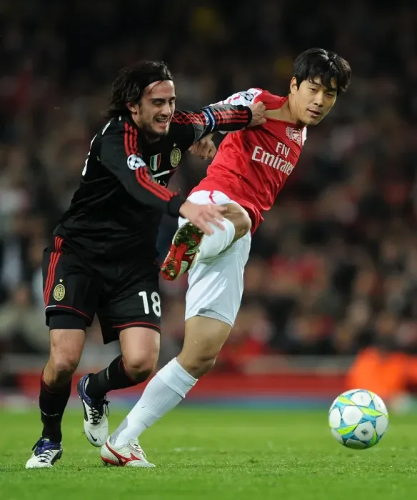 Framed Print : Arsenal's Park Shines: 3-0 Crush of AC Milan in UEFA Champions League Framed Print : Arsenal's Park Shines: 3-0 Crush of AC Milan in UEFA Champions League