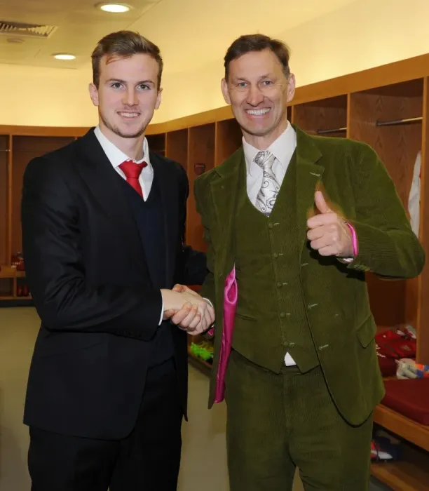 Framed Print : Arsenal's Past and Present: Tony Adams and Rob Holding Unite in the Home Changing Room before Arsenal v Crystal Palace (2016-17) Framed Print : Arsenal's Past and Present: Tony Adams and Rob Holding Unite in the Home Changing Room before Arsenal v Crystal Palace (2016-17)