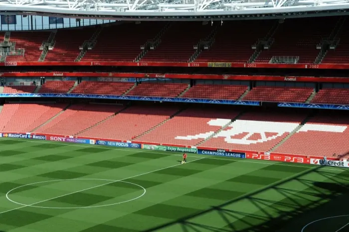 Framed Print : Arsenal's Paul Ashcroft Readies Emirates Pitch for UCL Showdown: Arsenal 2:1 Olympiacos Framed Print : Arsenal's Paul Ashcroft Readies Emirates Pitch for UCL Showdown: Arsenal 2:1 Olympiacos