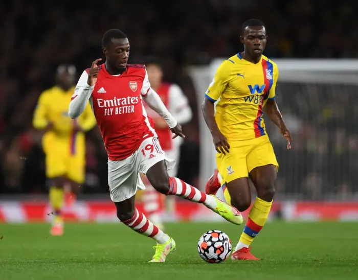 Framed Print : Arsenal's Pepe Clashes with Palace's Mitchell in Premier League Showdown