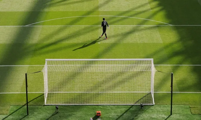 Framed Print : Arsenal's Petr Cech in Action: Arsenal vs Swansea City (2016-17) Framed Print : Arsenal's Petr Cech in Action: Arsenal vs Swansea City (2016-17)