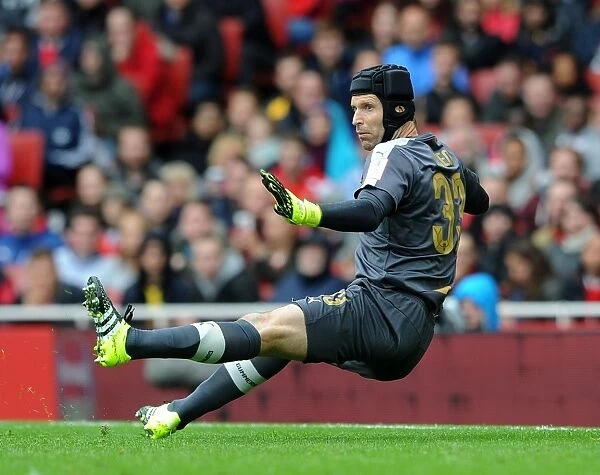 Arsenal's Petr Cech in Action Against VFL Wolfsburg at Emirates Cup 2015 / 16