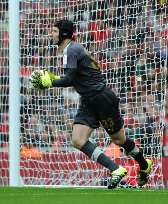 Framed Print : Arsenal's Petr Cech in Action Against VfL Wolfsburg at the Emirates Cup 2015 / 16 Framed Print : Arsenal's Petr Cech in Action Against VfL Wolfsburg at the Emirates Cup 2015 / 16