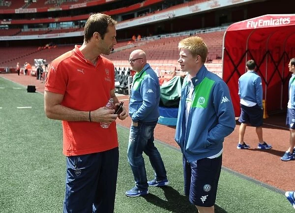 Arsenal's Petr Cech in Pre-Match Chat with Kevin De Bruyne (Emirates Cup 2015)