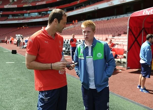 Arsenal's Petr Cech in Pre-Match Conversation with Kevin De Bruyne (Arsenal vs Olympique Lyonnais, Emirates Cup 2015 / 16)