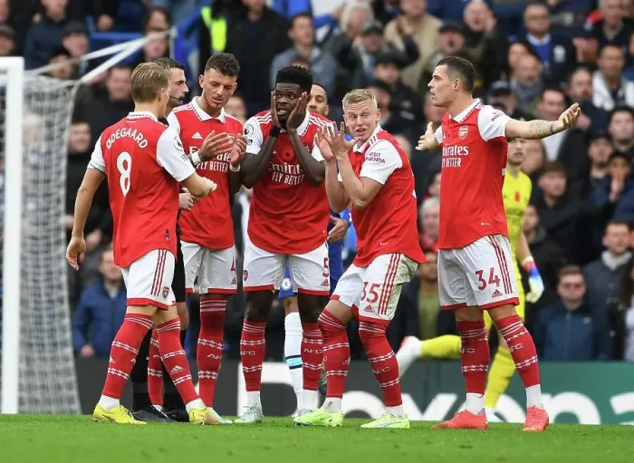 Framed Print : Arsenal's Players Protest to Referee during Chelsea Clash in Premier League (2022-23) Framed Print : Arsenal's Players Protest to Referee during Chelsea Clash in Premier League (2022-23)