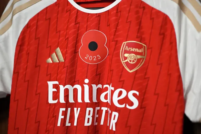 Framed Print : Arsenal's Poppy-Adorned Shirts in Leicester City vs Arsenal FC, Barclays Women's Super League (2023-24)