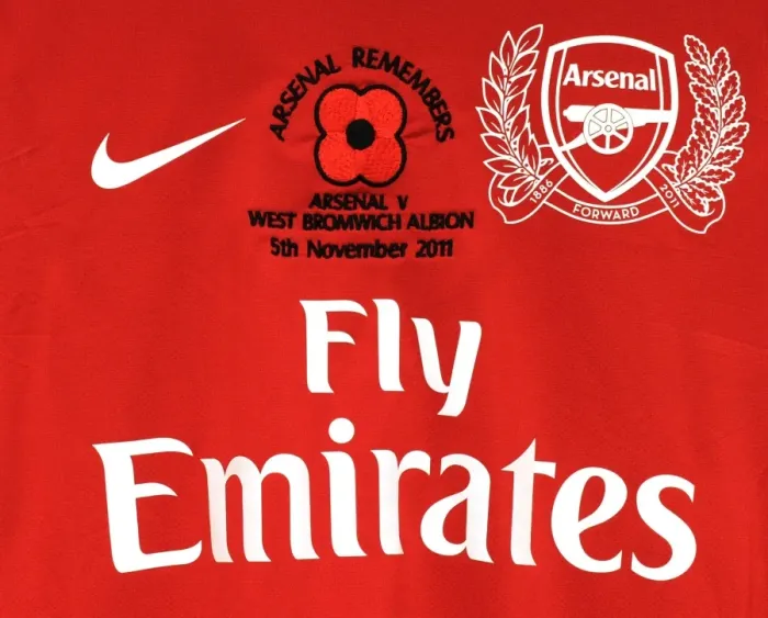 Framed Print : Arsenal's Poppy Shirts: Remembering the Heroes (Arsenal v West Bromwich Albion, 2011-12)