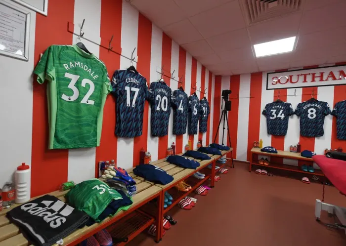 Framed Print : Arsenal's Pre-Match Focus: Inside the Changing Room at Southampton's St Marys Stadium (Premier League 2021-22)