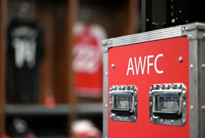 Framed Print : Arsenal's Pre-Match Focus: A Peek into Their Dressing Room before Leicester Clash (Leicester City vs Arsenal, Barclays Women's Super League, 2023-24)