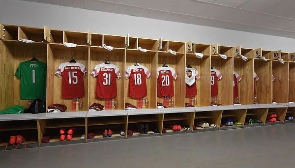 Arsenal's Pre-Match Huddle: BATE Borisov vs Arsenal, UEFA Europa League Round of 32 (First Leg)